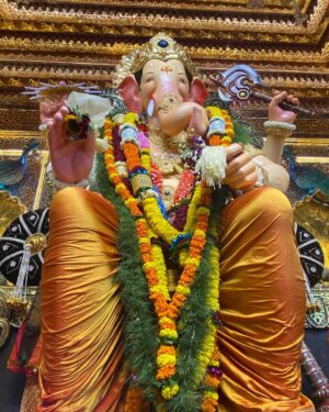 Geeta Basra Instagram - Divine blessings .. Ganpati Bappa Morya 🙏❤️

Outfit: @almaaribypooja @viralmantra 

#lalbaghcharaja #sidhivinayak