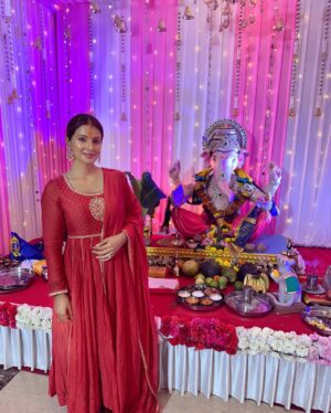 Geeta Basra Instagram - Divine blessings .. Ganpati Bappa Morya 🙏❤️

Outfit: @almaaribypooja @viralmantra 

#lalbaghcharaja #sidhivinayak