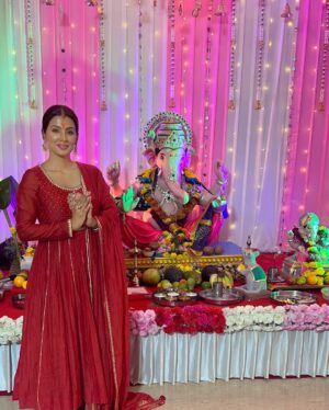Geeta Basra Instagram - Divine blessings .. Ganpati Bappa Morya 🙏❤️

Outfit: @almaaribypooja @viralmantra 

#lalbaghcharaja #sidhivinayak