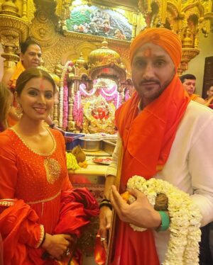 Geeta Basra Instagram - Divine blessings .. Ganpati Bappa Morya 🙏❤️

Outfit: @almaaribypooja @viralmantra 

#lalbaghcharaja #sidhivinayak