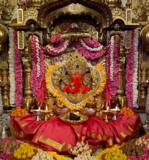 Geeta Basra Instagram - Divine blessings .. Ganpati Bappa Morya 🙏❤️

Outfit: @almaaribypooja @viralmantra 

#lalbaghcharaja #sidhivinayak