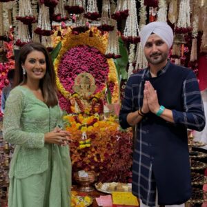 Geeta Basra Instagram - Thank you honourable @mieknathshinde ji and @drshrikantshinde for a wonderful Ganpathi Darshan at your beautiful home.. May Lord Ganpathi bless us all.. Ganpathi Bappa Morya ❤️🙏