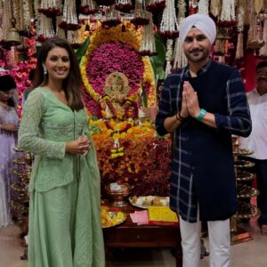 Geeta Basra Instagram - Thank you honourable @mieknathshinde ji and @drshrikantshinde for a wonderful Ganpathi Darshan at your beautiful home.. May Lord Ganpathi bless us all.. Ganpathi Bappa Morya ❤️🙏