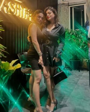 Geetashree Roy Instagram - Girlzzz in Black … Me n my pretty girl.❤️