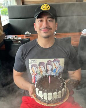 Geneva Cruz Instagram - Happy 29th Birthday to my son, Heaven! 🎂 I love you more than words can express, and I know this because I only pray and wish for what is best for you and what makes you happy. I know you’re having a wonderful time with your girl at your favorite beach, kaya mag-enjoy kayo!!! 😍 Your heart will always be my home. Mahal na mahal kita, anak.😘 #genevaandlondon #heavenarespacochaga