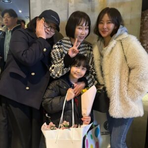 Gi So-you Instagram - 어제 침범 vip시사회
선영이모 덕분에  대배우  류승룡 배우님도 만나고
오빠랑 같이 촬영한  너무 멋찐 조준영배우님도  다시 만나고 
김윤혜배우님도 바쁘신데 오시공ㅜㅜ
멋찐 이모들  감독님들  작가님들  오셔서  감사드립니다 ❤️ 
사진  못찍은 분들이 더 많아서  아쉽네요 ㅜ
저도  시사회가 처음이라 정신이 없어서 😂 너무 죄송해요 
다음에는  더 잘해보겠습니다^^ 

어제 귀한발걸음  해주신 모든분들  너무너무 감사드립니다 

침범  많이 많이 소문내주세용♡♡♡

3월12일  침범 극장 대개봉!!! 
많이  보러와주세요^^ 
꼭이용♡

#기소유#침범#VIp시사회#소문많이내주세요♡
#3월12일극장대개봉