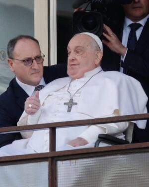 Giorgia Meloni Instagram - Felice di sapere che Papa Francesco stia tornando in Vaticano. A lui vanno un pensiero speciale e i migliori auguri, con affetto e gratitudine per il suo instancabile impegno e la sua guida preziosa.