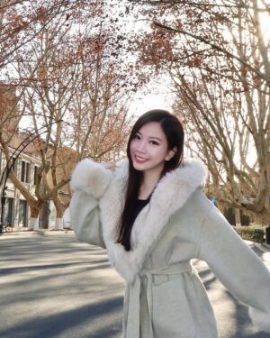Gladys Tsai Instagram - 祝大家新年快樂💗
春節就是一整天吃吃喝喝
好好陪伴家人享受難得的假期時光～
一起準備團圓飯 閒聊 走春 拜拜都好幸福☺️
然後我媽剛剛很荒謬
拿了一個她朋友的影片一直叫我看

「妳看妳看！他們家超孝順的耶～
整個家族都下跪磕頭給爸媽紅包🧧」

「可是我今年紅包包給妳們超大包耶！
這樣才叫孝順吧！！！」

我媽還是反覆看了那個影片五六次
感覺莫名其妙超嚮往的😆😆
#看來明年要下跪上貢紅包給父皇母后
#那可以少包一個零嗎哈哈
#誰家也有這個超酷傳統習俗
#love #life #lifestyle #family #friends #new #happynewyear #kids 
#生活 #日常 #春節 #新年 #新年快樂 #家