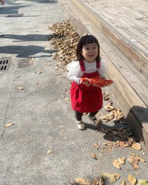 Gladys Tsai Instagram - 祝大家新年快樂💗
春節就是一整天吃吃喝喝
好好陪伴家人享受難得的假期時光～
一起準備團圓飯 閒聊 走春 拜拜都好幸福☺️
然後我媽剛剛很荒謬
拿了一個她朋友的影片一直叫我看

「妳看妳看！他們家超孝順的耶～
整個家族都下跪磕頭給爸媽紅包🧧」

「可是我今年紅包包給妳們超大包耶！
這樣才叫孝順吧！！！」

我媽還是反覆看了那個影片五六次
感覺莫名其妙超嚮往的😆😆
#看來明年要下跪上貢紅包給父皇母后
#那可以少包一個零嗎哈哈
#誰家也有這個超酷傳統習俗
#love #life #lifestyle #family #friends #new #happynewyear #kids 
#生活 #日常 #春節 #新年 #新年快樂 #家