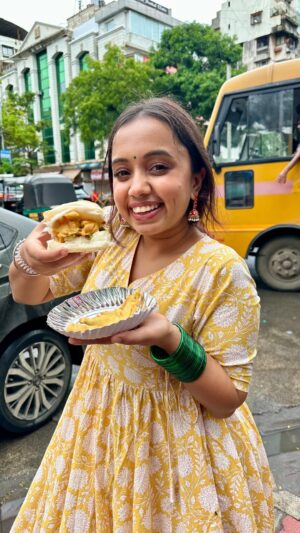 Gopali Tiwari Instagram - Vada paao aur Barish best combo🤤
Tell me what should I dress in our next video of Let’s be a SNACK💃