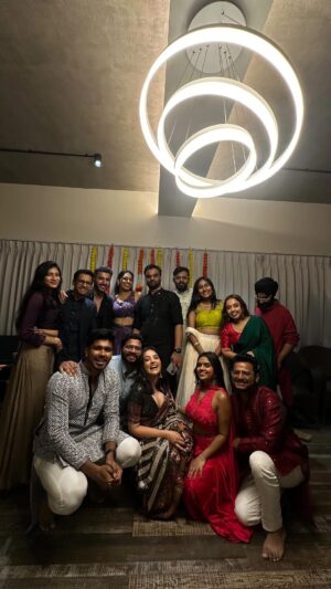 Gopali Tiwari Instagram - 90’s bollywood playlist with the right people✨🫂