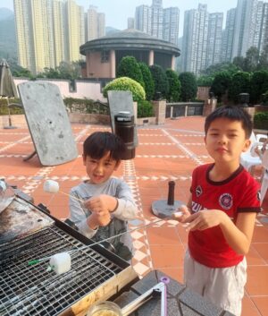 Grace Chan Instagram - 簡簡單單就是福❤️🥹

Storytime before bed for you all… 🛏️ 
其實大仔Rafa 🐷 生日正正就係情人節💕
本身有個trip要去，都特登推咗諗住陪佢staycation 過生日 🥲
點知呢個媽咪搞烏龍，最終去唔到
但係估唔到仔仔好識得諗 🥺
仲同我講遲啲先去啦！😙
最終嗰晚我哋仲一齊喺屋企嗌咗隻乳豬 🍣
第二日仲同兩個表哥游水BBQ！ 🍢
揸車返屋企嘅時候，佢同我講「this is the best birthday ever!」
🥹😭其實佢三歲嘅時候已經每年咁樣同我哋講❤️❤️
Oh dear Fafa~ Mommy promises to make it up to you! 🎂 
But for now, Happiest 6th Birthday little guy 🥳🥹💗