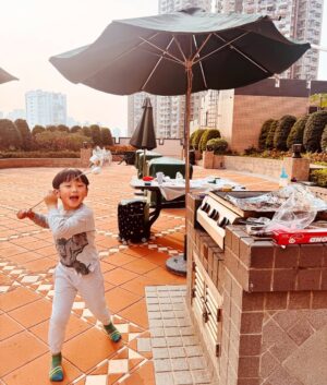 Grace Chan Instagram - 簡簡單單就是福❤️🥹

Storytime before bed for you all… 🛏️ 
其實大仔Rafa 🐷 生日正正就係情人節💕
本身有個trip要去，都特登推咗諗住陪佢staycation 過生日 🥲
點知呢個媽咪搞烏龍，最終去唔到
但係估唔到仔仔好識得諗 🥺
仲同我講遲啲先去啦！😙
最終嗰晚我哋仲一齊喺屋企嗌咗隻乳豬 🍣
第二日仲同兩個表哥游水BBQ！ 🍢
揸車返屋企嘅時候，佢同我講「this is the best birthday ever!」
🥹😭其實佢三歲嘅時候已經每年咁樣同我哋講❤️❤️
Oh dear Fafa~ Mommy promises to make it up to you! 🎂 
But for now, Happiest 6th Birthday little guy 🥳🥹💗