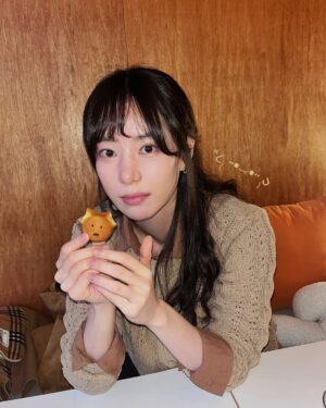 Ha Da-in Instagram - 🤎🐻🙂🐻🤎