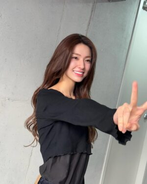 Ha Yeong Instagram - 🖤