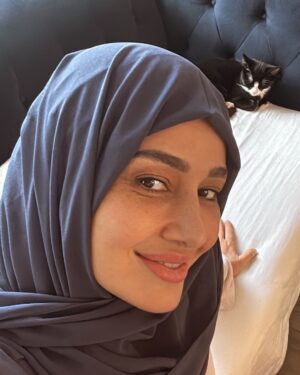 Haala Shiha Instagram - يقول الله تعالي : ( قل إن صلاتي ونسكي ومحياي ومماتي لله رب العالمين ).
ان شاء الله بعد رمضان حعمل podcast آتكلم فيه عن تحربتي لان اكيد شبه ناس كتير 🌹♥️