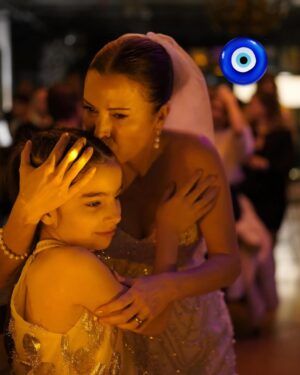 Hale Caneroğlu Instagram - Tam 1 haftadır ayrıydık! Çok özledik birbirimizi.  Bugün kavuşma anı müthişti. Unutmak istemiyorum. O yüzden hatırlatması için bu fotoğrafı koyuyorum.. Az önce uyuttum canım kızımı♥️ Allahım tüm evlatlarımızı korusun🙏

#halecaneroğlu #annekız