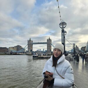 Han Hye-jin Instagram - London to Edinburgh
2007년 런던에서 샤넬쇼를 했었는데요~ 
그때는 공항-호텔-쇼장 요렇게 이틀을 보내고 다시 뉴욕으로 돌아갔답니다^^ 관광객 모드의 런던은 이번이 처음이었어요🤗 
그리고 런던에서 스코틀랜드의 에든버러까지 짧은 일정 속에 진행된 P의 여행.. 그런데요 여러분.. 
여행은 J가 짱인것 같아요😭 저는 언제쯤 100점짜리 여행을 하게 될까요? 계획을 세워도, 계획을 안세워도 모두 엉망인.. 그야말로 PPPP의 여행이었어요ㅠㅠ 그래도 구독자님 선물은 좀 사왔으니 유툽 보시고 댓글 남겨주시면 제가 사온 영국 기념품 추첨해서 보내드릴게욧!🥰 
여러분! 새해 복 많이 많이 받으시고 늘 건강하세요! 
그리고.. 늘 부족하고 서투른 모습까지 너그러히 바라봐 주셔서 감사합니다! 새해 복 많이 받으시고 늘 건강하세요!! Happy new year!
 (마지막으로 24살의 CHANEL SHOW IN LONDON의 저를 올려보아요^^)

#P의여행 #london #scotland #조니워커 @johnniewalkerkorea