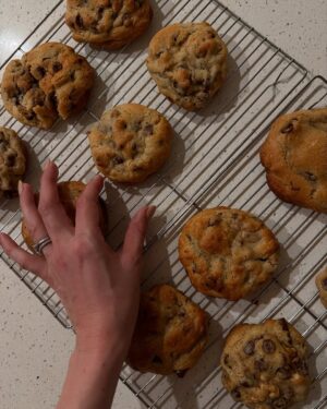 Haneia Maurer Instagram - Recette des iconiques #cookies de la boulangerie @levainbakery sur la dernière page 🍪 
#ny #trad