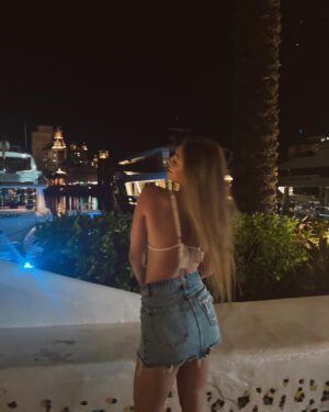 Hannah Colin Instagram - bahamas promises. 🩵

#hannahgracecolin #bahamas #travel #beyou #selflove #bahamaspromises #explorepage #drake #trends #viral #thebestisyettocome