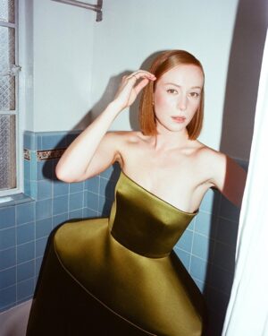 Hannah Einbinder Instagram - oceanic gratitude @criticschoice 🥲 merciii @nicolasghesquiere @louisvuitton for the most exquisite custom dress shot by the best best best @myleshendrik 🤍 

@sweetbabyjamie 
@mollygreenwald 
@jerrodrobertshair
@magpiejd 
@joeycantu
