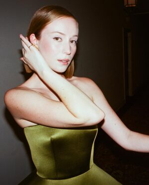 Hannah Einbinder Instagram - oceanic gratitude @criticschoice 🥲 merciii @nicolasghesquiere @louisvuitton for the most exquisite custom dress shot by the best best best @myleshendrik 🤍 

@sweetbabyjamie 
@mollygreenwald 
@jerrodrobertshair
@magpiejd 
@joeycantu