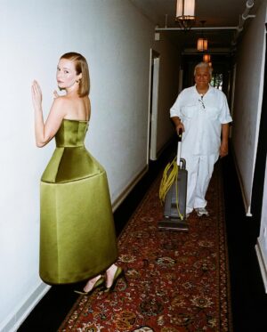 Hannah Einbinder Instagram - oceanic gratitude @criticschoice 🥲 merciii @nicolasghesquiere @louisvuitton for the most exquisite custom dress shot by the best best best @myleshendrik 🤍 

@sweetbabyjamie 
@mollygreenwald 
@jerrodrobertshair
@magpiejd 
@joeycantu