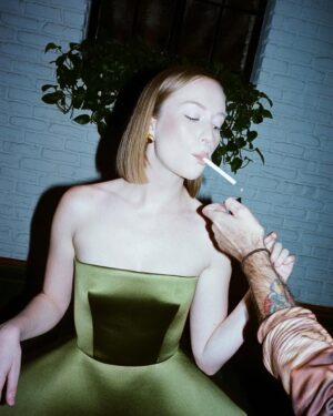 Hannah Einbinder Instagram - oceanic gratitude @criticschoice 🥲 merciii @nicolasghesquiere @louisvuitton for the most exquisite custom dress shot by the best best best @myleshendrik 🤍 

@sweetbabyjamie 
@mollygreenwald 
@jerrodrobertshair
@magpiejd 
@joeycantu