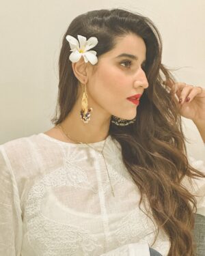 Hareem Farooq Instagram - Flower ✅
White dress ✅
Red lips ✅
Big jhumkas ✅
Hair volume ✅
Im ready! 

Styling: @faizruh 
💄: @ikramgoharofficial 
💍: @ayeshaccessories 

#redlips #whiteaesthetic #flowerlovers
