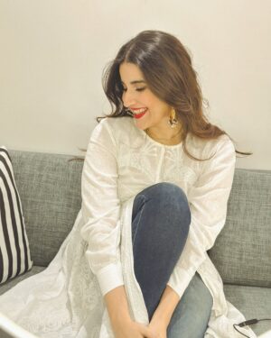 Hareem Farooq Instagram - Flower ✅
White dress ✅
Red lips ✅
Big jhumkas ✅
Hair volume ✅
Im ready! 

Styling: @faizruh 
💄: @ikramgoharofficial 
💍: @ayeshaccessories 

#redlips #whiteaesthetic #flowerlovers