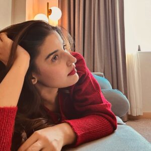 Hareem Farooq Instagram - Cant find my red sweater, also i miss my long hair, also my phone really needs a detox! 🤌🏻

#throwback #rubywoo