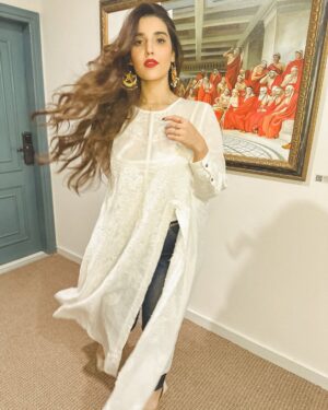 Hareem Farooq Instagram - Flower ✅
White dress ✅
Red lips ✅
Big jhumkas ✅
Hair volume ✅
Im ready! 

Styling: @faizruh 
💄: @ikramgoharofficial 
💍: @ayeshaccessories 

#redlips #whiteaesthetic #flowerlovers