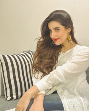 Hareem Farooq Instagram - Flower ✅
White dress ✅
Red lips ✅
Big jhumkas ✅
Hair volume ✅
Im ready! 

Styling: @faizruh 
💄: @ikramgoharofficial 
💍: @ayeshaccessories 

#redlips #whiteaesthetic #flowerlovers