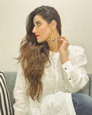 Hareem Farooq Instagram - Flower ✅
White dress ✅
Red lips ✅
Big jhumkas ✅
Hair volume ✅
Im ready! 

Styling: @faizruh 
💄: @ikramgoharofficial 
💍: @ayeshaccessories 

#redlips #whiteaesthetic #flowerlovers