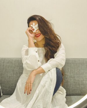 Hareem Farooq Instagram - Flower ✅
White dress ✅
Red lips ✅
Big jhumkas ✅
Hair volume ✅
Im ready! 

Styling: @faizruh 
💄: @ikramgoharofficial 
💍: @ayeshaccessories 

#redlips #whiteaesthetic #flowerlovers