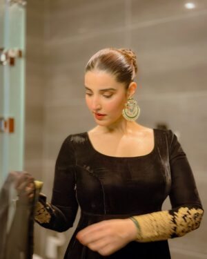 Hareem Farooq Instagram - Saada wakhra mizaaj saaday wakhray asool 🫰🏻

Dress: @aisha_imran_official 
Jewellery: @jehan.jewelry 
Styled: @binashahab @styledbybinashahab