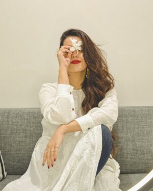 Hareem Farooq Instagram - Flower ✅
White dress ✅
Red lips ✅
Big jhumkas ✅
Hair volume ✅
Im ready! 

Styling: @faizruh 
💄: @ikramgoharofficial 
💍: @ayeshaccessories 

#redlips #whiteaesthetic #flowerlovers