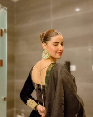 Hareem Farooq Instagram - Saada wakhra mizaaj saaday wakhray asool 🫰🏻

Dress: @aisha_imran_official 
Jewellery: @jehan.jewelry 
Styled: @binashahab @styledbybinashahab