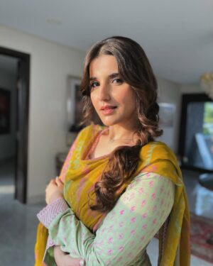 Hareem Farooq Instagram - Aaj kya kar diya Masooma ne?!! Uff ye larki bhi na 🤯

Also so many people have been asking me about make up and styling of #Masooma so here’s a special shout out to @syed.aliofficial for hair and make up and to @stylebyalishahzad for the styling! Kya baat hai aap donon ki ♥️

#Bismil every Wednesday and Thursday at 8pm on #arydigital 
@idream_entertainment