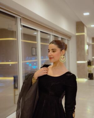Hareem Farooq Instagram - Saada wakhra mizaaj saaday wakhray asool 🫰🏻

Dress: @aisha_imran_official 
Jewellery: @jehan.jewelry 
Styled: @binashahab @styledbybinashahab