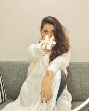 Hareem Farooq Instagram - Flower ✅
White dress ✅
Red lips ✅
Big jhumkas ✅
Hair volume ✅
Im ready! 

Styling: @faizruh 
💄: @ikramgoharofficial 
💍: @ayeshaccessories 

#redlips #whiteaesthetic #flowerlovers