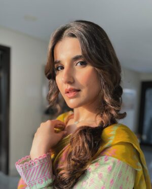 Hareem Farooq Instagram - Aaj kya kar diya Masooma ne?!! Uff ye larki bhi na 🤯

Also so many people have been asking me about make up and styling of #Masooma so here’s a special shout out to @syed.aliofficial for hair and make up and to @stylebyalishahzad for the styling! Kya baat hai aap donon ki ♥️

#Bismil every Wednesday and Thursday at 8pm on #arydigital 
@idream_entertainment