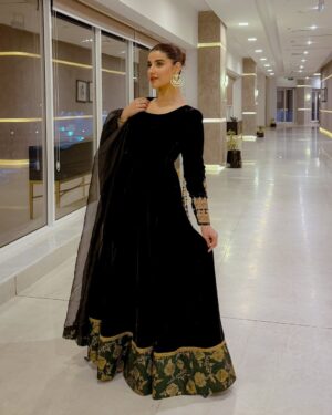 Hareem Farooq Instagram - Saada wakhra mizaaj saaday wakhray asool 🫰🏻

Dress: @aisha_imran_official 
Jewellery: @jehan.jewelry 
Styled: @binashahab @styledbybinashahab