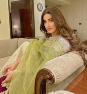 Hareem Farooq Instagram - Eid Mubarak you beautiful people 🦋

👗: @erumkhancouture 
💄: @shely_makeup_artist