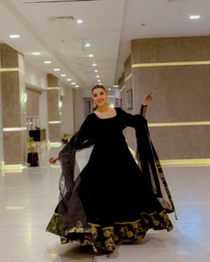 Hareem Farooq Instagram - Saada wakhra mizaaj saaday wakhray asool 🫰🏻

Dress: @aisha_imran_official 
Jewellery: @jehan.jewelry 
Styled: @binashahab @styledbybinashahab
