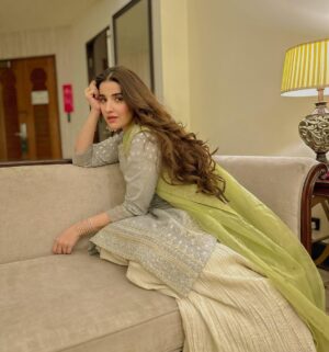 Hareem Farooq Instagram - Eid Mubarak you beautiful people 🦋

👗: @erumkhancouture 
💄: @shely_makeup_artist