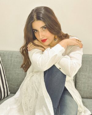 Hareem Farooq Instagram - Flower ✅
White dress ✅
Red lips ✅
Big jhumkas ✅
Hair volume ✅
Im ready! 

Styling: @faizruh 
💄: @ikramgoharofficial 
💍: @ayeshaccessories 

#redlips #whiteaesthetic #flowerlovers