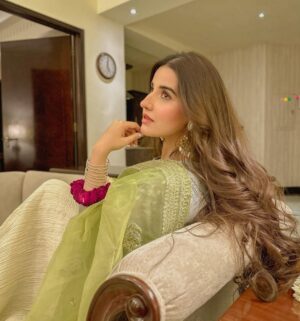 Hareem Farooq Instagram - Eid Mubarak you beautiful people 🦋

👗: @erumkhancouture 
💄: @shely_makeup_artist