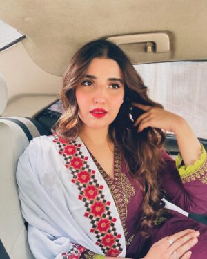 Hareem Farooq Instagram - Masooma aur uski laal lipshtick! Thats it, thats the post 🫶🏻

Aaj ka episode dekha?

#Bismil Wednesday and Thursday @ 8pm only on #arydigital