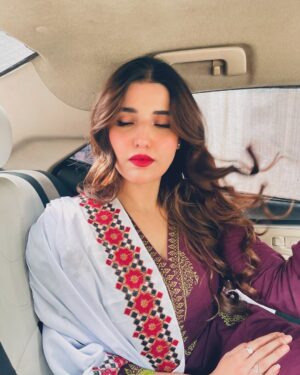 Hareem Farooq Instagram - Masooma aur uski laal lipshtick! Thats it, thats the post 🫶🏻

Aaj ka episode dekha?

#Bismil Wednesday and Thursday @ 8pm only on #arydigital